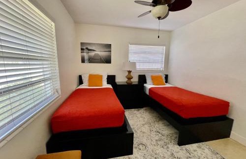 Gulf Gate Estates Casa | Rowena House 2bd Den 2bth Heated Pool Near Siesta Key