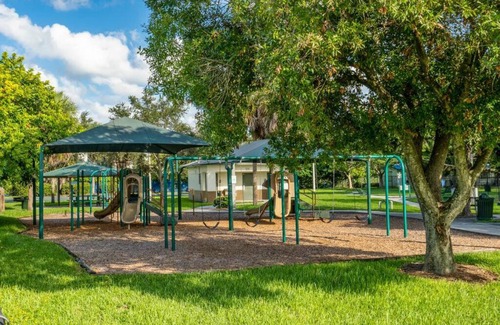 Oakland Park Casa | Roxanas 3bed 2bath Home with Modern Interior and BBQ Backyard