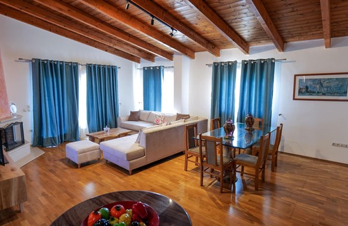 Himare Cama Y Desayuno | Royal 1967