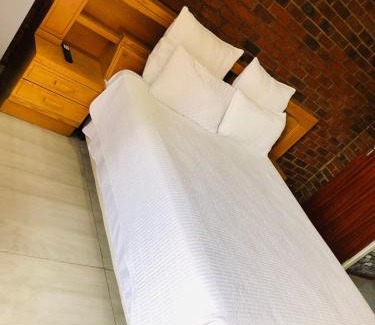 Zeerust Cama Y Desayuno | Royal BNB and SPA