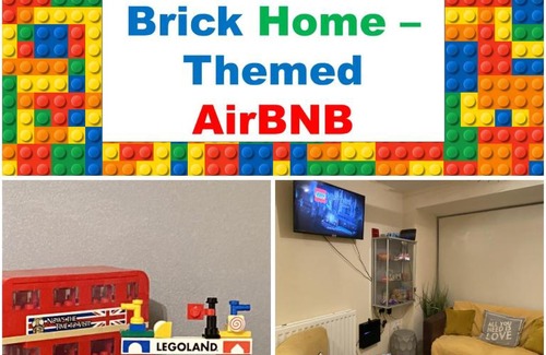 Slough Casa | Royal Brick Home - Sleeps 5 to 6 - No ULEZ - Tube Nearby - Free Parking - Lego Themed