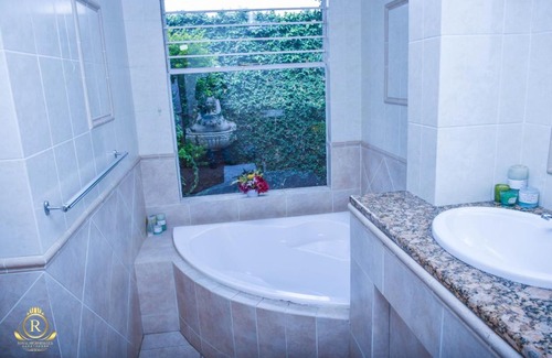 Carletonville Casa | Royal Highness Lux Guesthouse