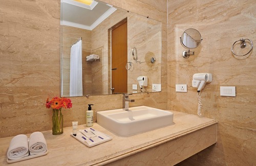 Puranpur Complejo | Royal Kingdom Sarovar Portico Pilibhit