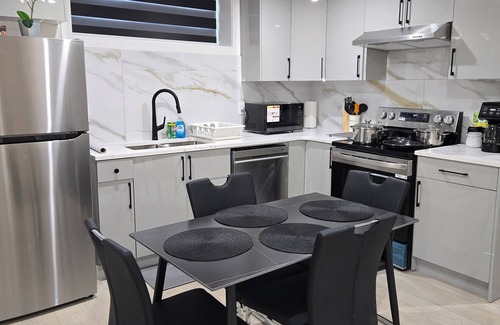 Southwest Edmonton Casa | Royal Palace-3Bedrooms Basement Guest Suite Near Airport