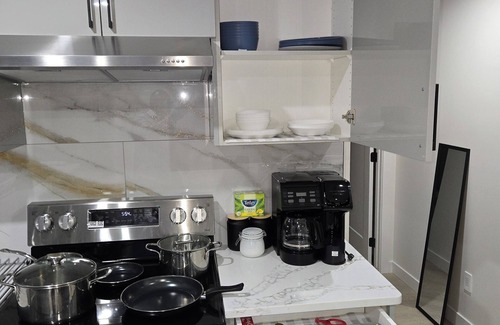 Southwest Edmonton Casa | Royal Palace-3Bedrooms Basement Guest Suite Near Airport