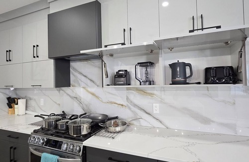 Southwest Edmonton Casa | Royal Palace-Luxurious Guest Lodge 5 Bedrooms 2 living rooms, 3.5 bathrooms.