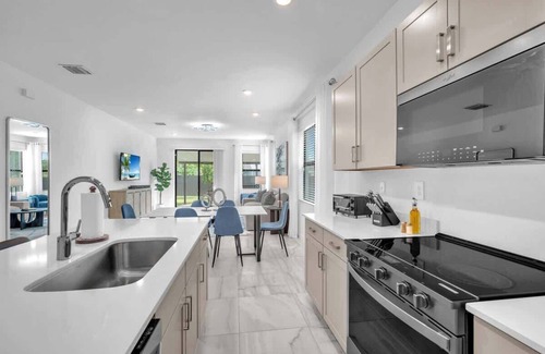 Homestead Casa | Royal Palm Gateway - Spacious Family Retreat 4/2