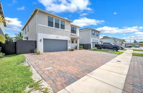 Homestead Casa | Royal Palm Gateway - Spacious Family Retreat in Sunny Homestead