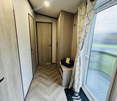 Allerthorpe Cabina | Royal Pines Lodge with Hot tub