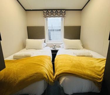 Allerthorpe Cabina | Royal Pines Lodge with Hot tub