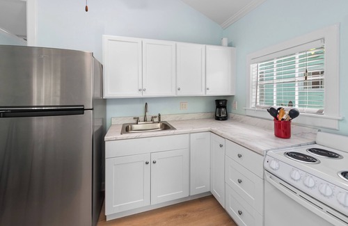 Old Town Cabaña | ~ROYAL POINCIANA COTTAGE~ Come and indulge yourself in some KW sunshine!