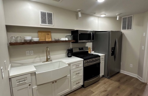 Royal Oaks Casa | Royal Rebel Retreat: Charming Basement VRBO in Oxford, MS
