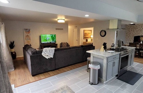 Independence Casa | Royal's Blue POOL House - 1 mi to Chiefs/Royals Stadium