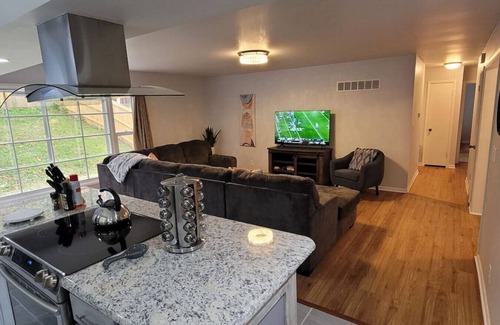 Independence Casa | Royal's Blue POOL House - 1 mi to Chiefs/Royals Stadium