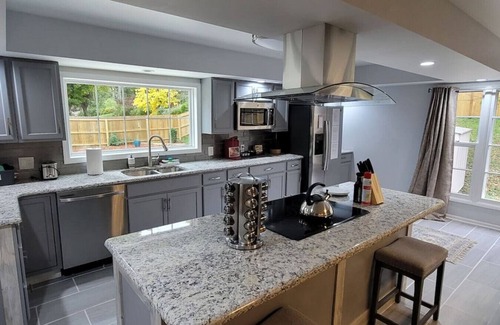 Independence Casa | Royal's Blue POOL House - 1 mi to Chiefs/Royals Stadium