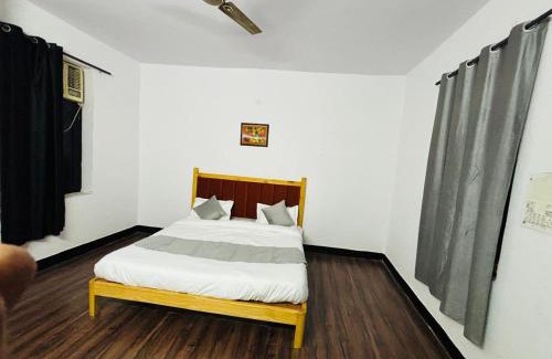 Sainik Farm Cama Y Desayuno | Royal Villa in Ghitorni