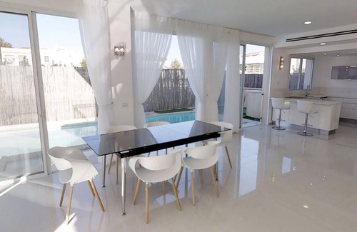 Herzliya Villa | Villa Real con piscina privada! 6 BDR / 5. 5 BAÑO. ¡Hasta 16 invitados!