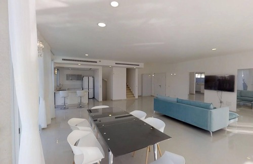 Herzliya Villa | Villa Real con piscina privada! 6 BDR / 5. 5 BAÑO. ¡Hasta 16 invitados!