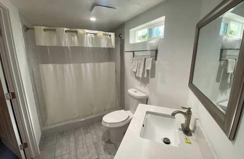 Whittier Hotel | Royale Inn Motel