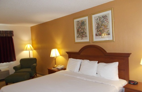 Wilmington Hotel | Royalton Inn and Suites Wilmington