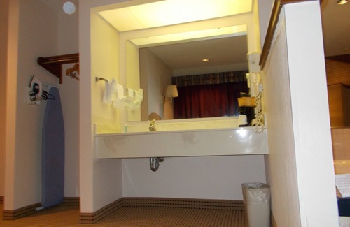 Wilmington Hotel | Royalton Inn and Suites Wilmington