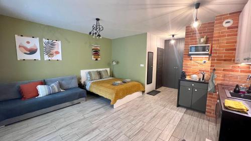 Praga Poludnie Apartamento | Roztocka studio, free parking, AC, 1 tram to the city & PGE National Stadion by Cosmo Spirit