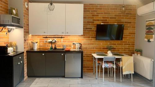 Praga Poludnie Apartamento | Roztocka studio, free parking, AC, 1 tram to the city & PGE National Stadion by Cosmo Spirit