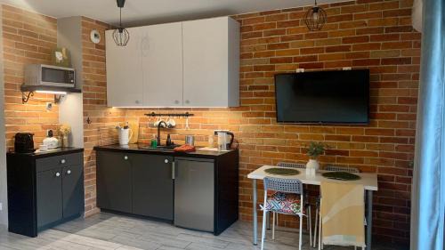 Praga Poludnie Apartamento | Roztocka studio, free parking, AC, 1 tram to the city & PGE National Stadion by Cosmo Spirit