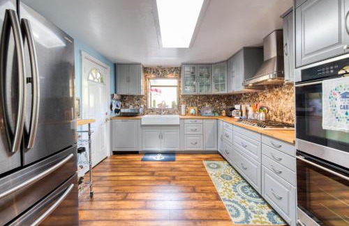 Duncans Mills Casa | RR Yacht Club-Private beach, Hot tub, Outdoor fun