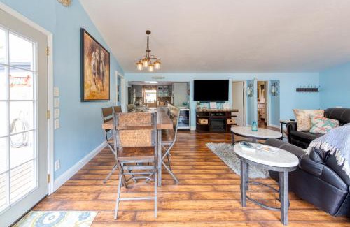Duncans Mills Casa | RR Yacht Club-Private beach, Hot tub, Outdoor fun