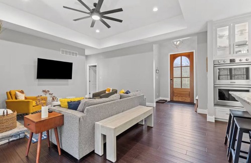 Stanton Casa | RRG Arch Fun House - Theatre, Game Room, Hot Tub & Views