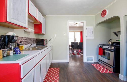 Cleveland Casa | Rubi Lounge: Comfy 1BR Lower Unit | Patio, Porch & Parking 8 Mins to Downtown