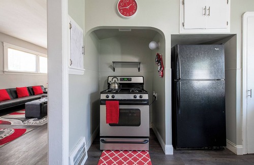 Cleveland Casa | Rubi Lounge: Comfy 1BR Lower Unit | Patio, Porch & Parking 8 Mins to Downtown