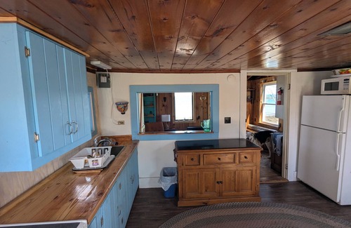 Jonesport Cabaña | Ruby Cottage on the shores of Sandy River Beach