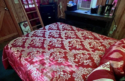 Brooklyn Cabina | Ruby Kush Cabin w/ sleeping loft on cannabis friendly campground