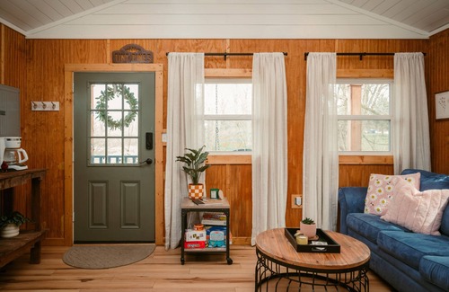 West Newton Apartamento | Ruby s Red Cabin Hot Tub Nature Horses Indy