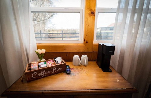 West Newton Apartamento | Ruby s Red Cabin Hot Tub Nature Horses Indy
