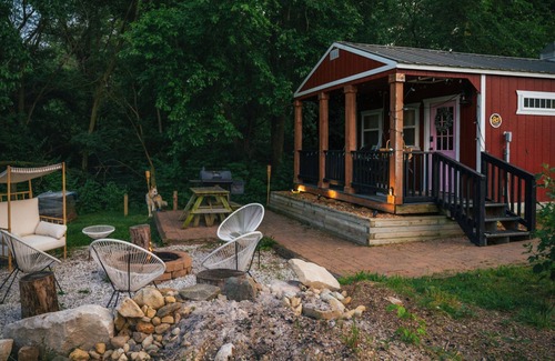 West Newton Apartamento | Ruby s Red Cabin Hot Tub Nature Horses Indy