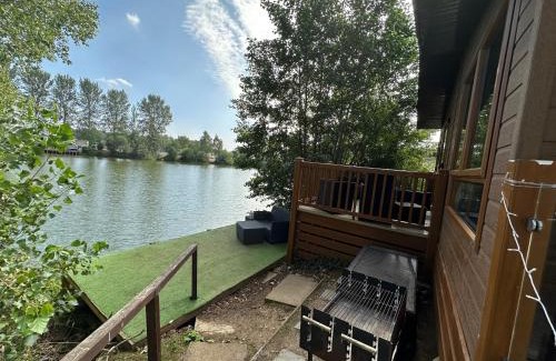 Tattershall Casa | Rudd lake Luxury lakeside lodge with fishing & hot tub@Tattershall
