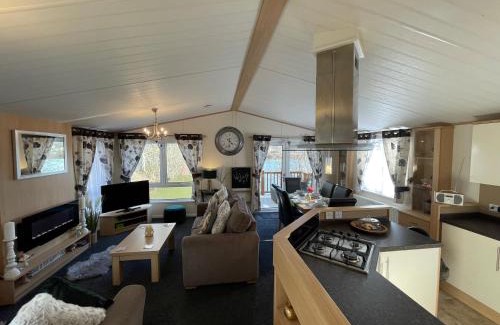 Tattershall Casa | Rudd lake Luxury lakeside lodge with fishing & hot tub@Tattershall