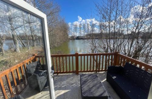 Tattershall Casa | Rudd lake Luxury lakeside lodge with fishing & hot tub@Tattershall