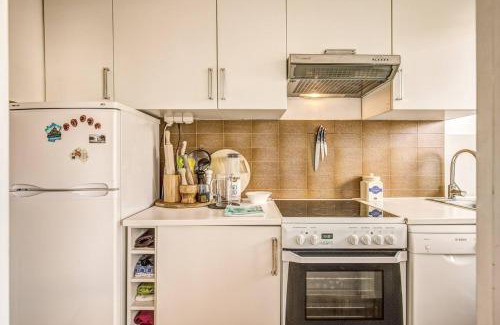 Quartier de la Folie-Mericourt Apartamento | Rue Saint-Maur 1-Bed Studio Balcony and View
