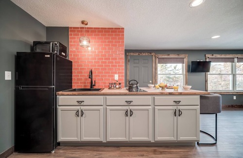 Prescott Apartamento | Rugged Meets Refined - Alaskan-inspired studio