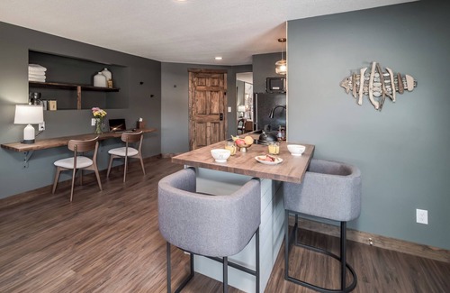Prescott Apartamento | Rugged Meets Refined - Alaskan-inspired studio