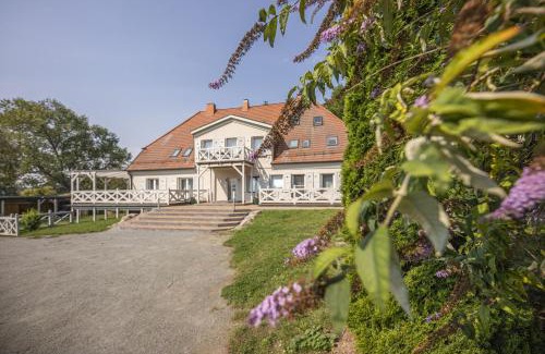 Bergen auf Ruegen Apartamento | Ruhig und idyllische Lage, strandnah, gratis Nutzung vom AHOI Erlebnisbad und Sauna in Sellin - Gutshaus Silvitz FeWo 03