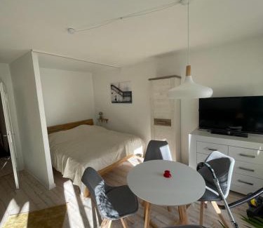Vorderer Westen Apartamento | Ruhige Wohnung mit Parkplatz, charmantes Viertel