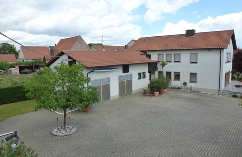 Untereisenheim Apartamento | Apartamento tranquilo en el 1er piso con ducha sin barreras