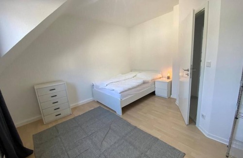 Zollstock Apartamento | Ruhiges DG 6 P. Urban Öpnv