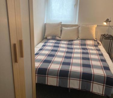Mittelmeiderich Apartamento | Ruhiges ganzes Apartment 45 m zwei Zimmer Gresses Bad Badewanne Kochnische