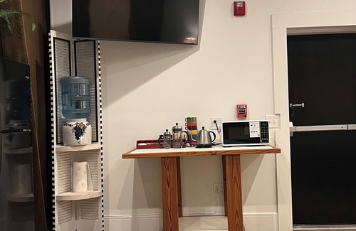 Glencoe Apartamento | Ruidoso Valley studio apartment, WiFi, AC, nite sky @WoodSwan furniture wkshop